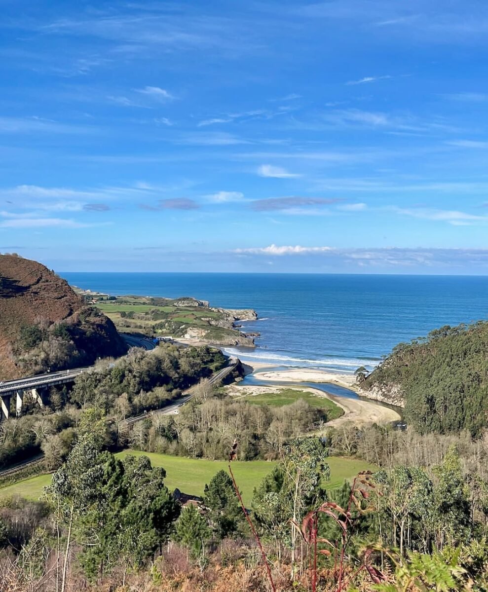 Playa de San Antolín en Llanes, Asturias, una de las playas más bonitas del oriente asturiano.