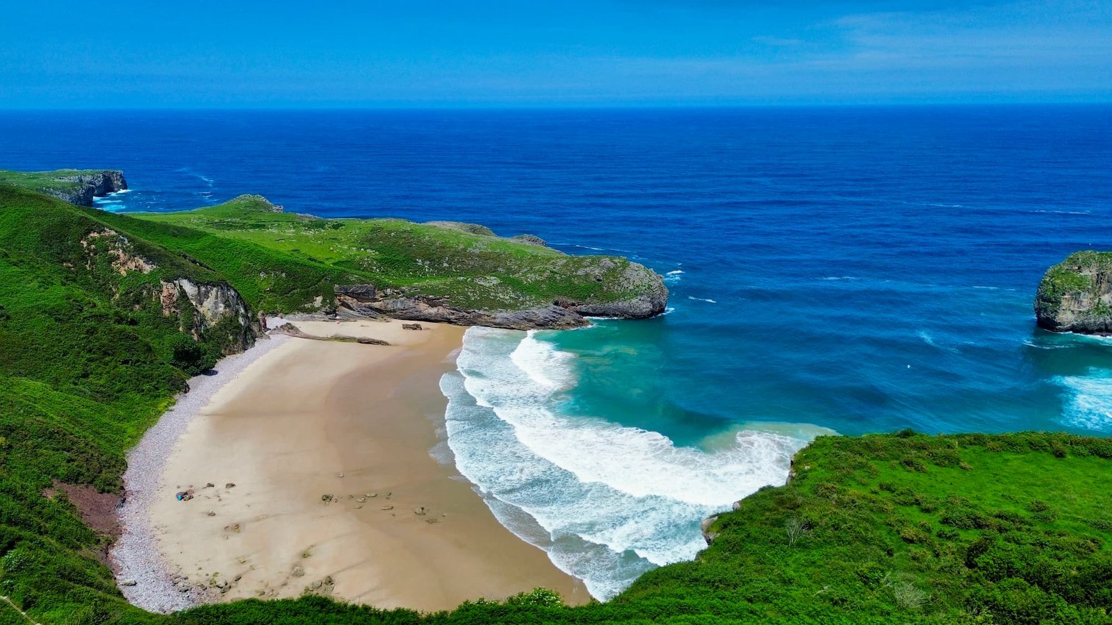 Vista panorámica de la playa de Ballota desde el mirador de La Boriza, en Llanes, Asturias.
