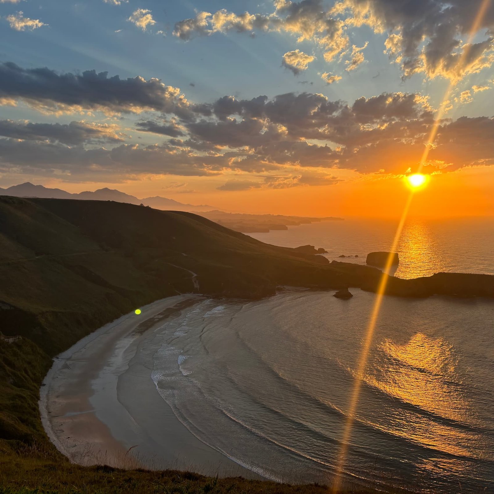 Precioso atardecer desde el mirador de Torimbia en Llanes, Asturias. Una de las mejores playas de Llanes.