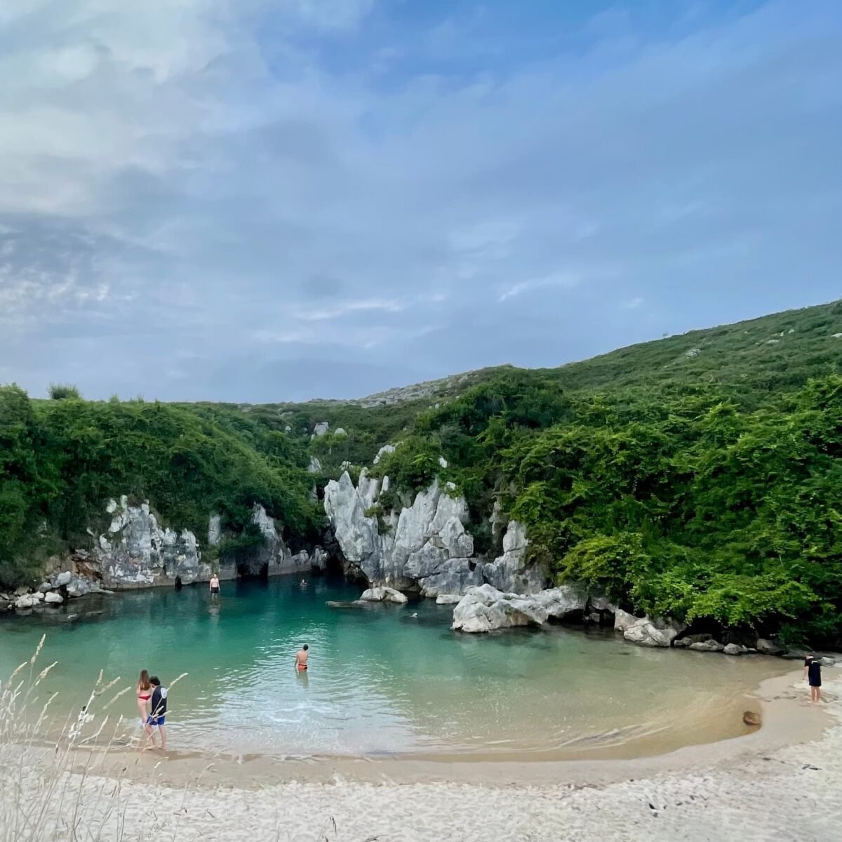 La imprescindible playa de Gulpiyuri en Llanes, Asturias, una de las playas más bonitas del oriente asturiano