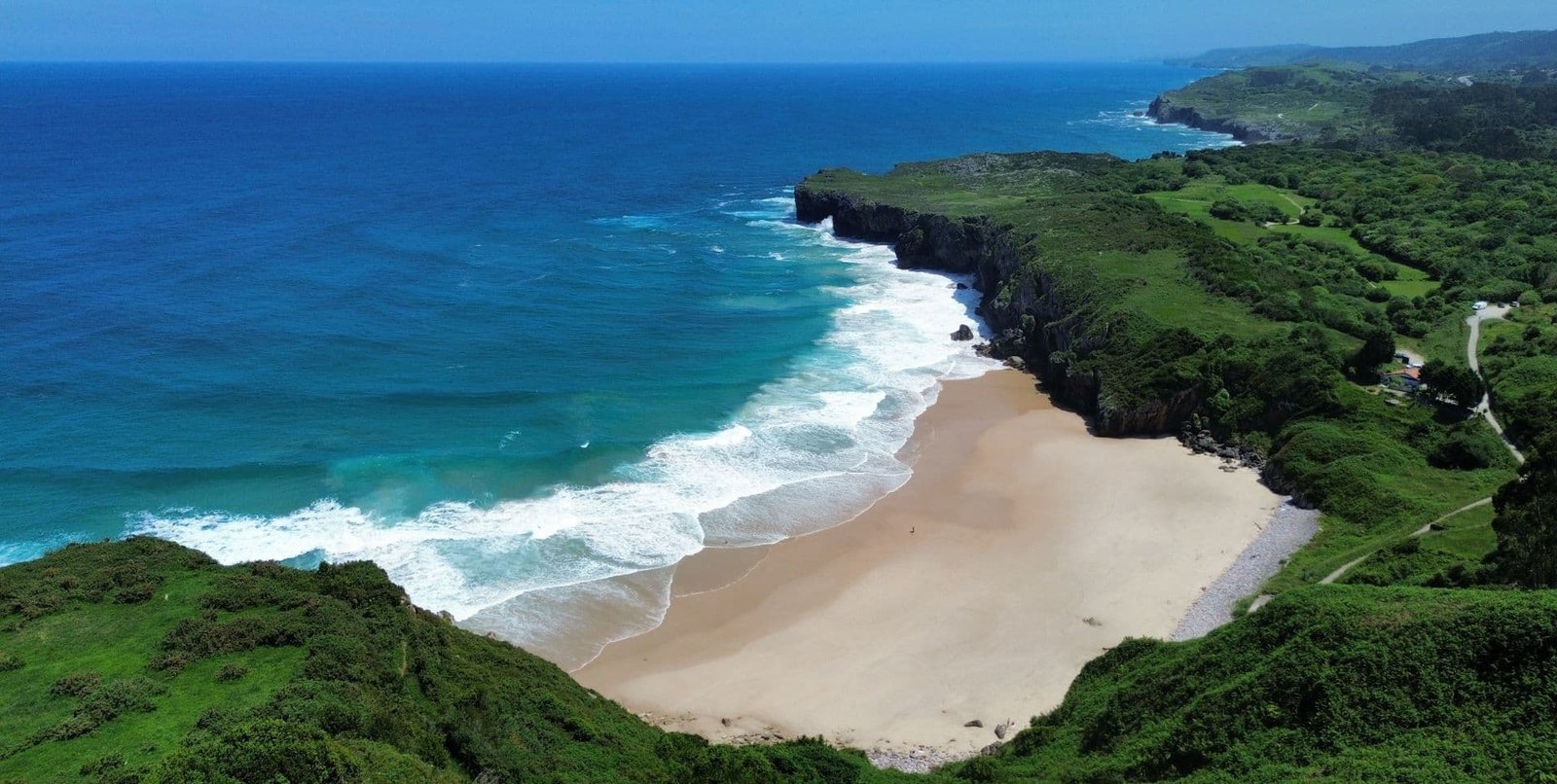 Vista panorámica de la playa de Andrín desde el mirador de La Boriza, en Llanes, Asturias.