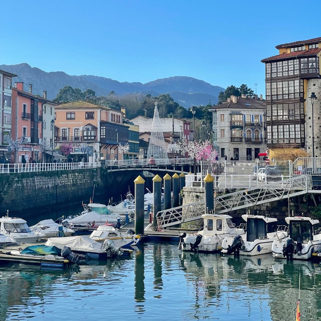 Vistas del puerto de un pueblo encantador en Asturias