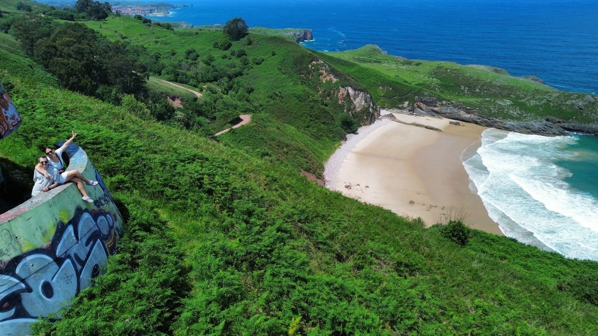 Increíble vista panorámica de la playa Ballota desde el mirador en Llanes, Asturias