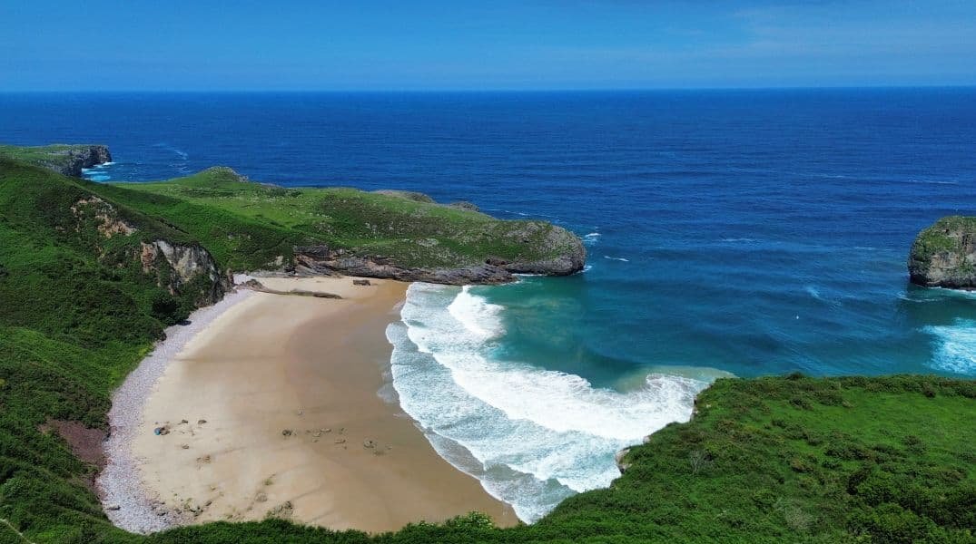 Vista panorámica de la playa de Ballota desde el mirador de La Boriza, en Llanes, Asturias.