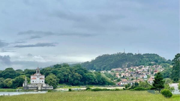 Vista panorámica del pueblo de Niembro y su iglesia en Llanes, Asturias. Un imprescindible en tu lista de qué hacer en Llanes todo el año