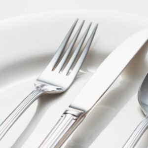 Viajero dispuesto a disfrutar de los sabores más auténticos de Asturias, con sus platos tradicionales y locales.