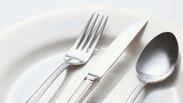 Viajero dispuesto a disfrutar de los sabores más auténticos de Asturias, con sus platos tradicionales y locales.