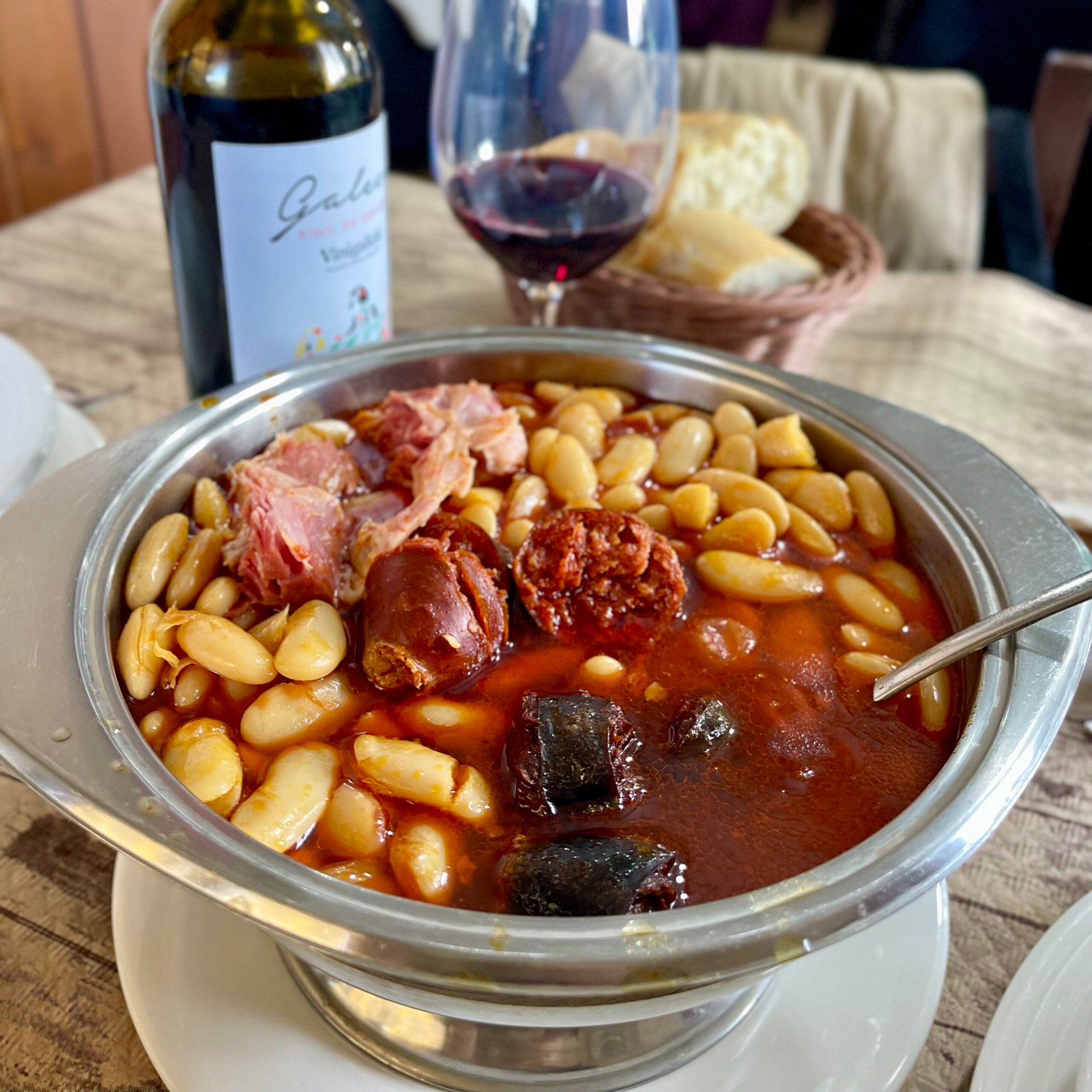 Fabada como plato principal acompañado de un vino tinto perfecto para un dia en Asturias y como plato típico de Asturias