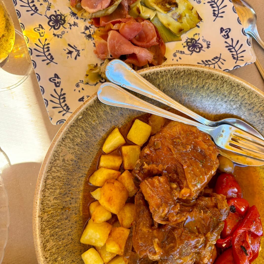 Cabrito asado al estilo asturiano servido en fuente de barro, un plato tradicional del Oriente de Asturias.