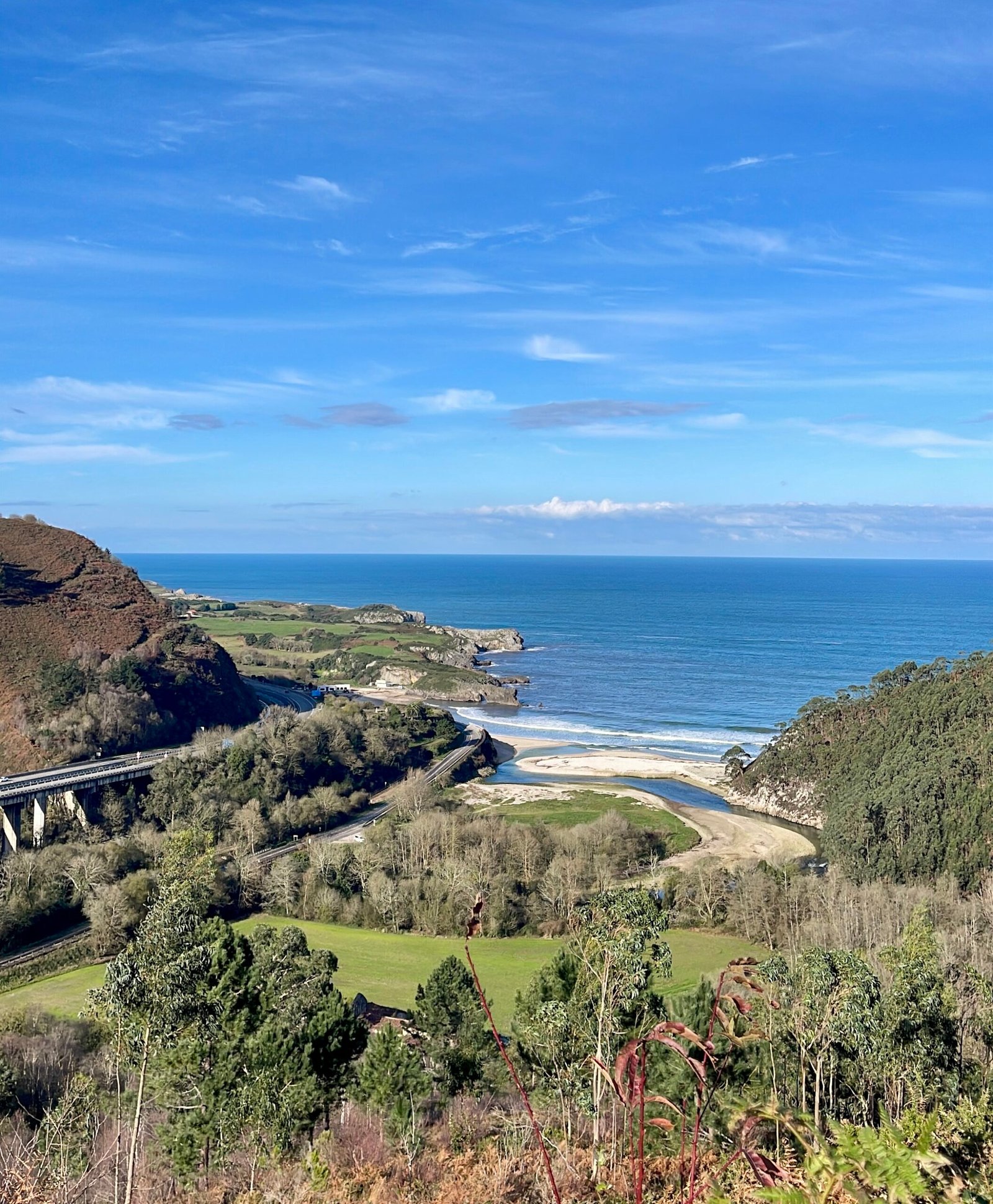 Playa de San Antolín desde un mirador imprescindible en Semana Santa, qué ver en el oriente asturiano