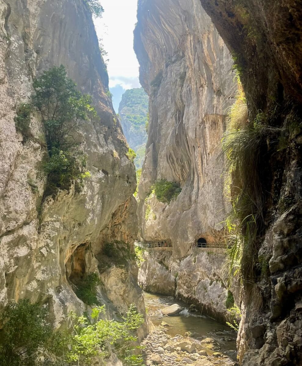 Túneles excavados en la Ruta del Cares desde Poncebos en Asturias