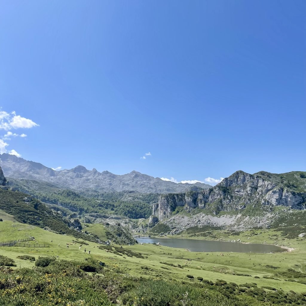 Vista panorámica de los Lagos de Covadonga en los Picos de Europa