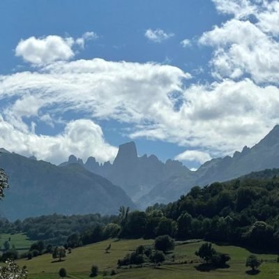Mirador de Los Carriles con vistas a los Picos de Europa, uno de los mejores paisajes de Llanes, Asturias