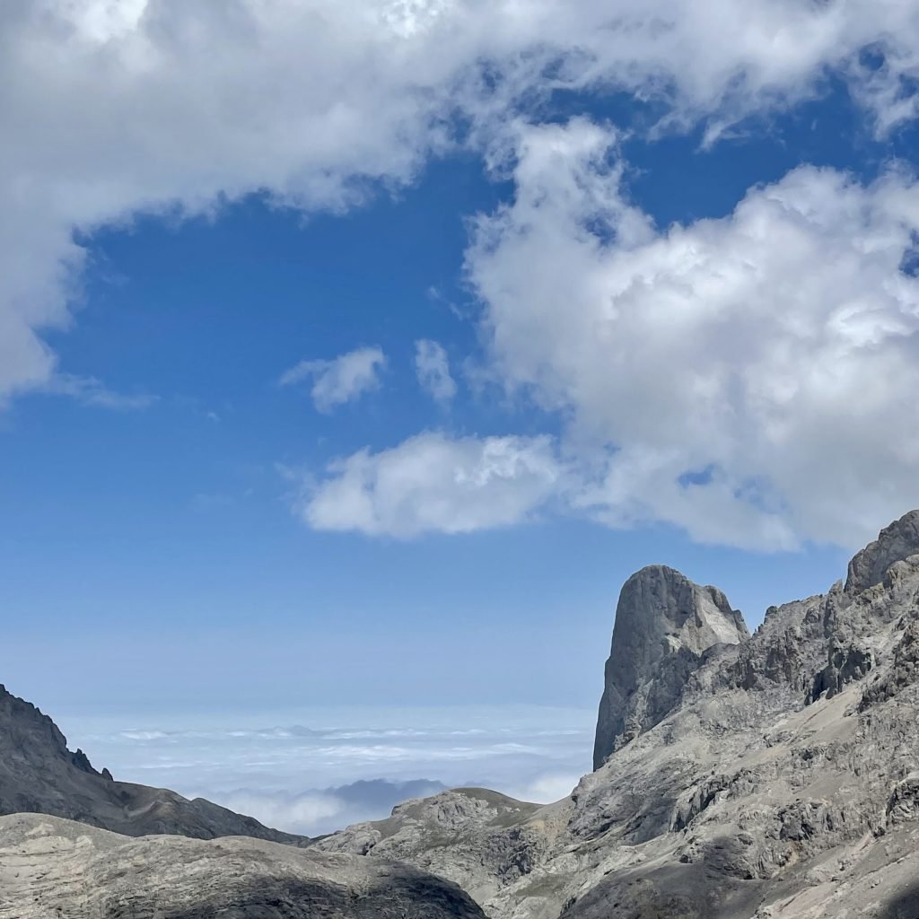 Vistas del picu Urriellu sobre un mar de nubes.