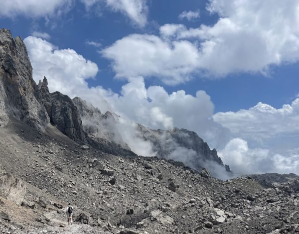 Daniel en la ruta Horcados Rojos, Picos de Europa – Panorámica de montañas rocosas y paisaje de otro planeta