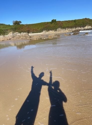 Daniel y yo disfrutando del agua cristalina en Playa de Niembru, Asturias - Arena dorada y mar tranquilo disfrutando del sol en Octubre