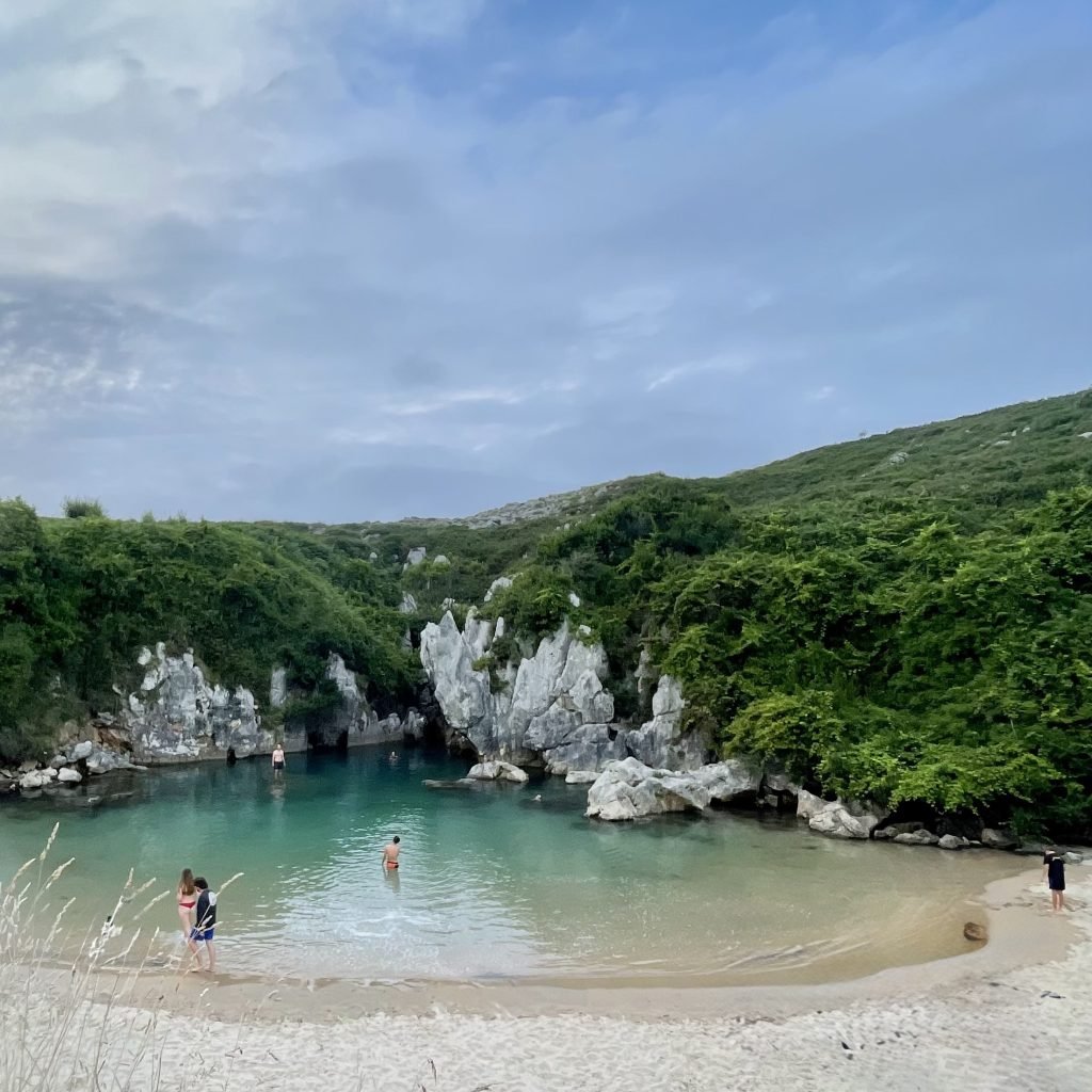Playa de Gulpiyuri en Llanes, una playa única en Asturias Vista de la Playa de Gulpiyuri en Llanes, Asturias: una playa interior sin mar abierto, rodeada de naturaleza