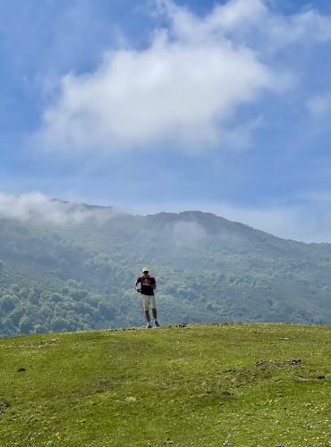 Daniel caminando por la Sierra del Cuera, Asturias – Ascenso a La Muezca con vistas al mar y la montaña