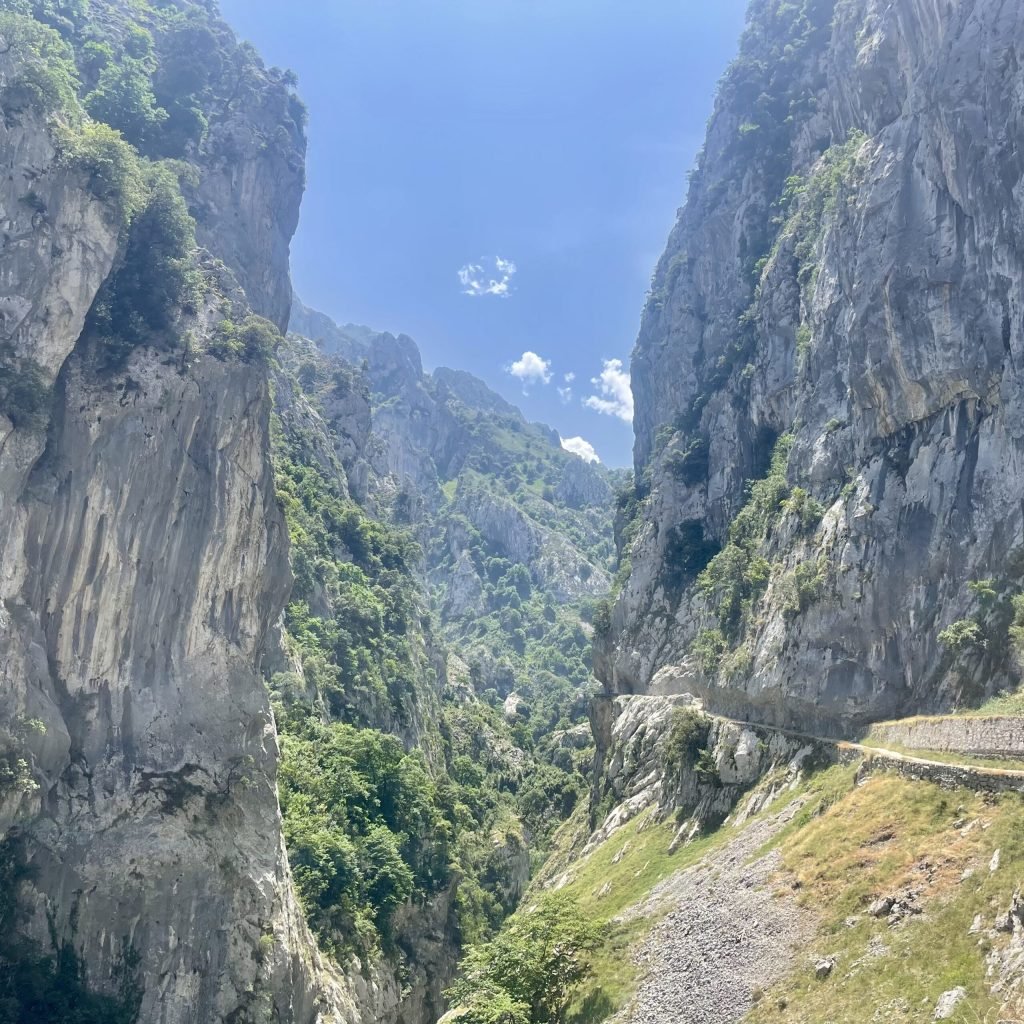 Senderistas en la Ruta del Cares atravesando el desfiladero