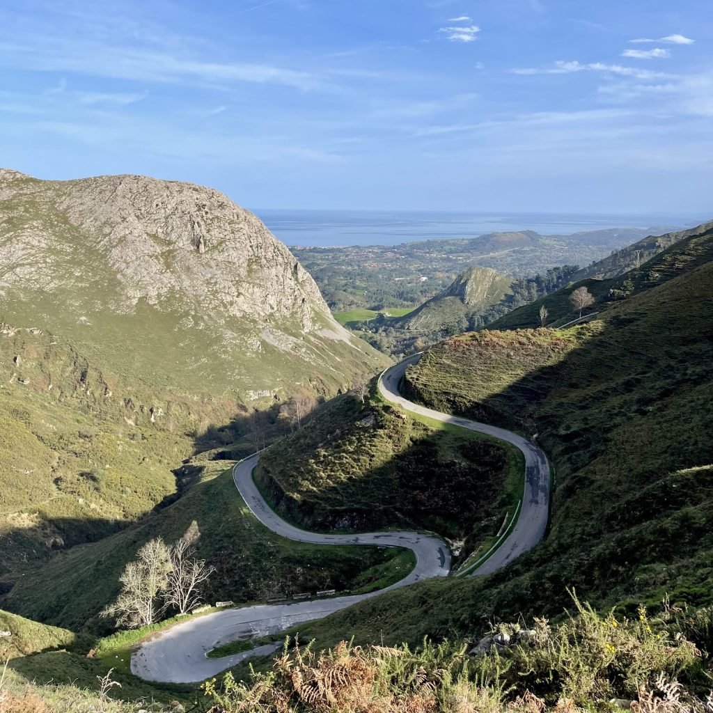 Vistas panorámicas desde rutas en el oriente asturiano. Un mirador y una ruta de senderismo fácil rodeada de montañas verdes y carretera serpenteante